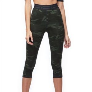 Good American Icon crop legging in Camo, size 0